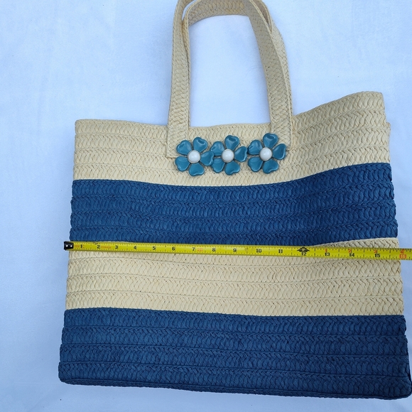 NWOT BTB Los Angeles Bahama Mama Raffia Blue & Beige Tote W/Flower Trio Detail - Picture 6 of 6